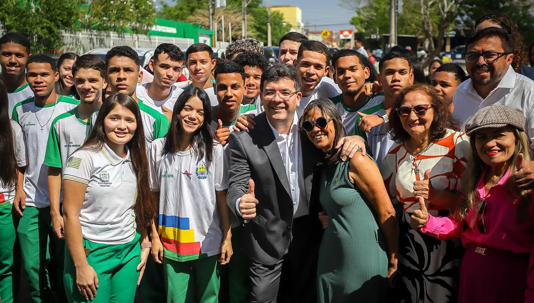 Governador Rafael Fonteles durante foto com os alunos da rede Estadual