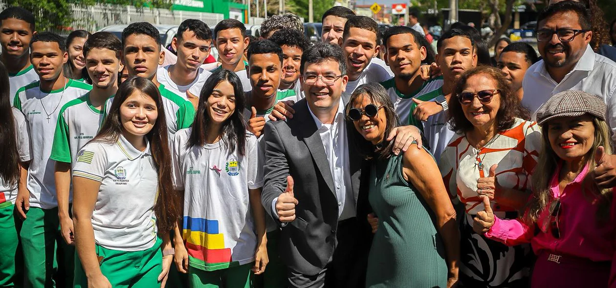 Governador Rafael Fonteles durante foto com os alunos da rede Estadual