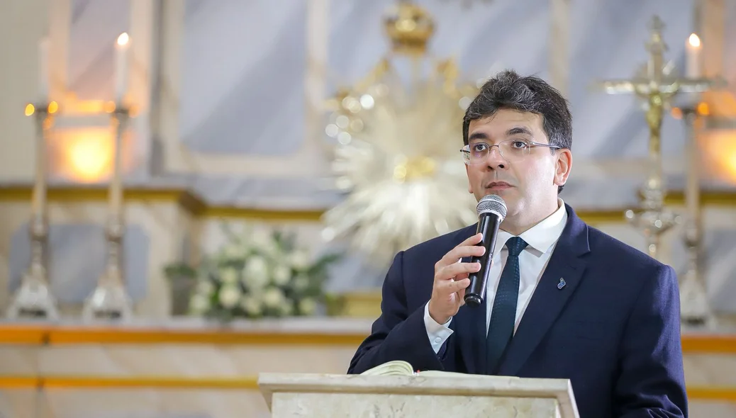 Governador Rafael Fonteles durante missa em Ação de Graças