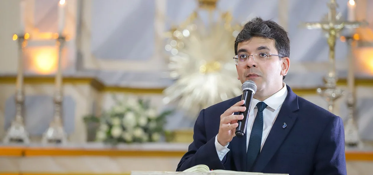 Governador Rafael Fonteles durante missa em Ação de Graças