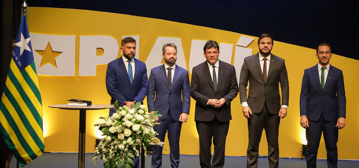 Governador Rafael Fonteles e secretários