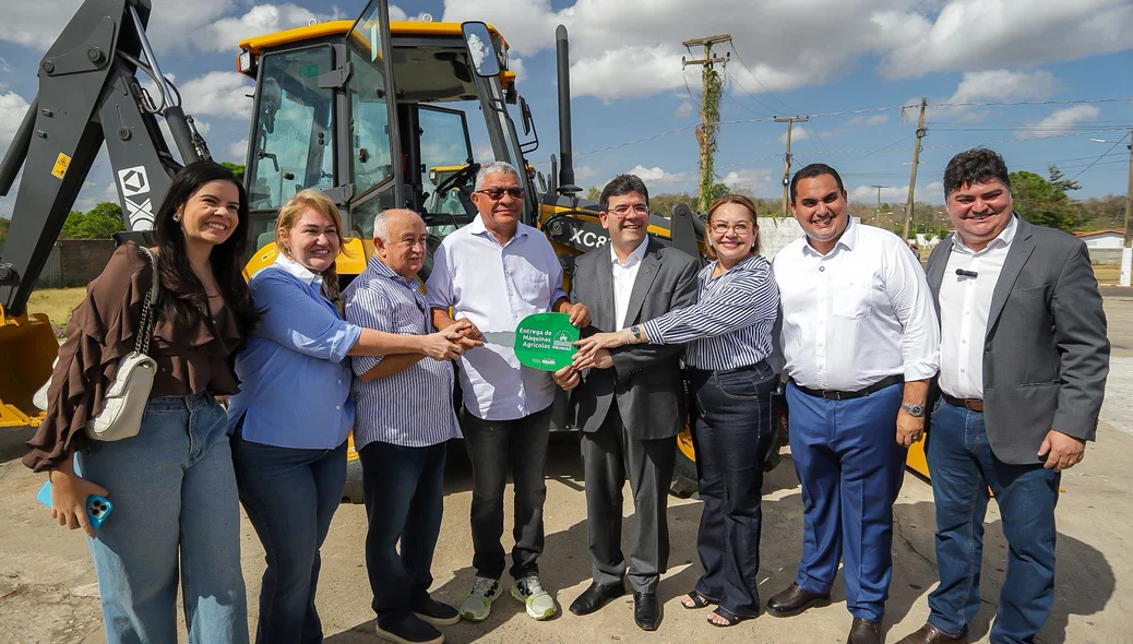Governador Rafael Fonteles entrega retroescavadeiras