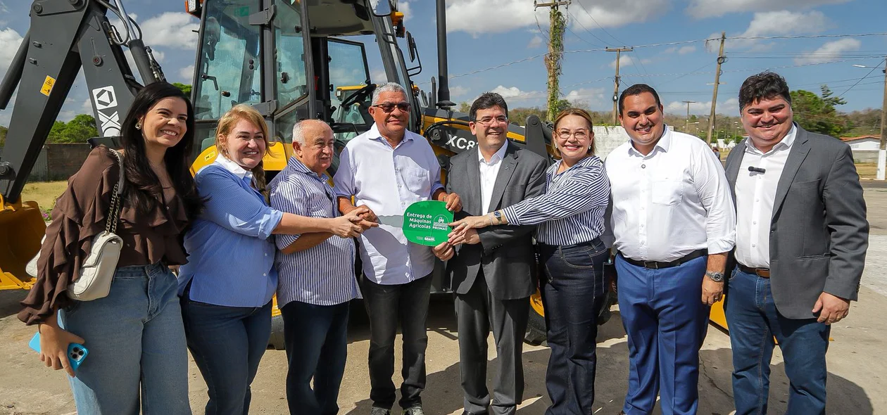 Governador Rafael Fonteles entrega retroescavadeiras