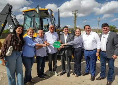 Governador Rafael Fonteles entrega retroescavadeiras