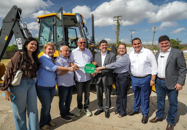 Governador Rafael Fonteles entrega retroescavadeiras