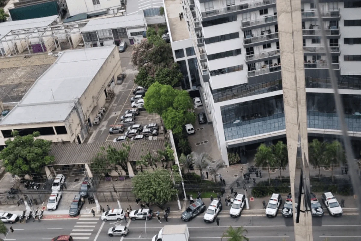Grupo armado invade prédio, faz reféns e assalta sala comercial em São Paulo