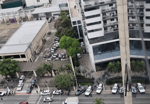 Grupo armado invade prédio, faz reféns e assalta sala comercial em São Paulo