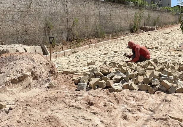 Idepi realiza pavimentação em paralelepípedo em Paquetá do Piauí
