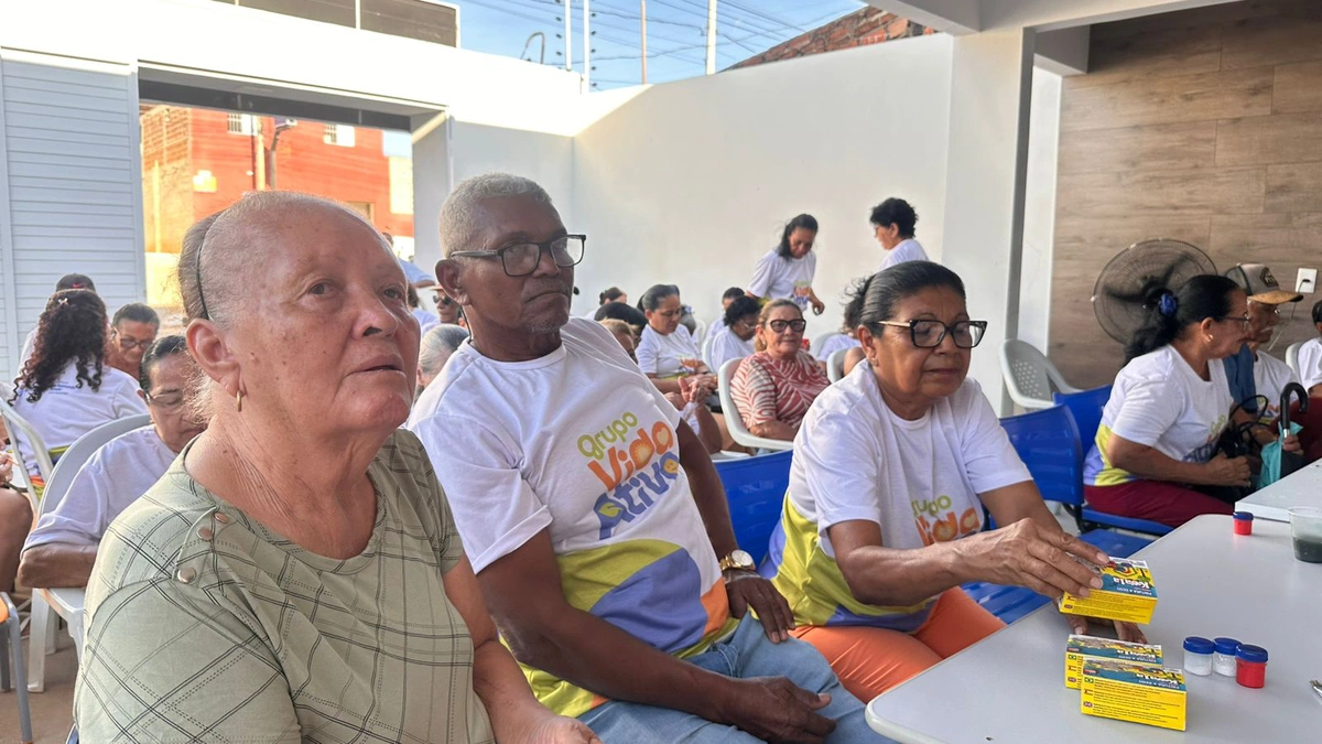 Idosos participam de oficina de pintura em gesso no CRAS I de São Raimundo Nonato