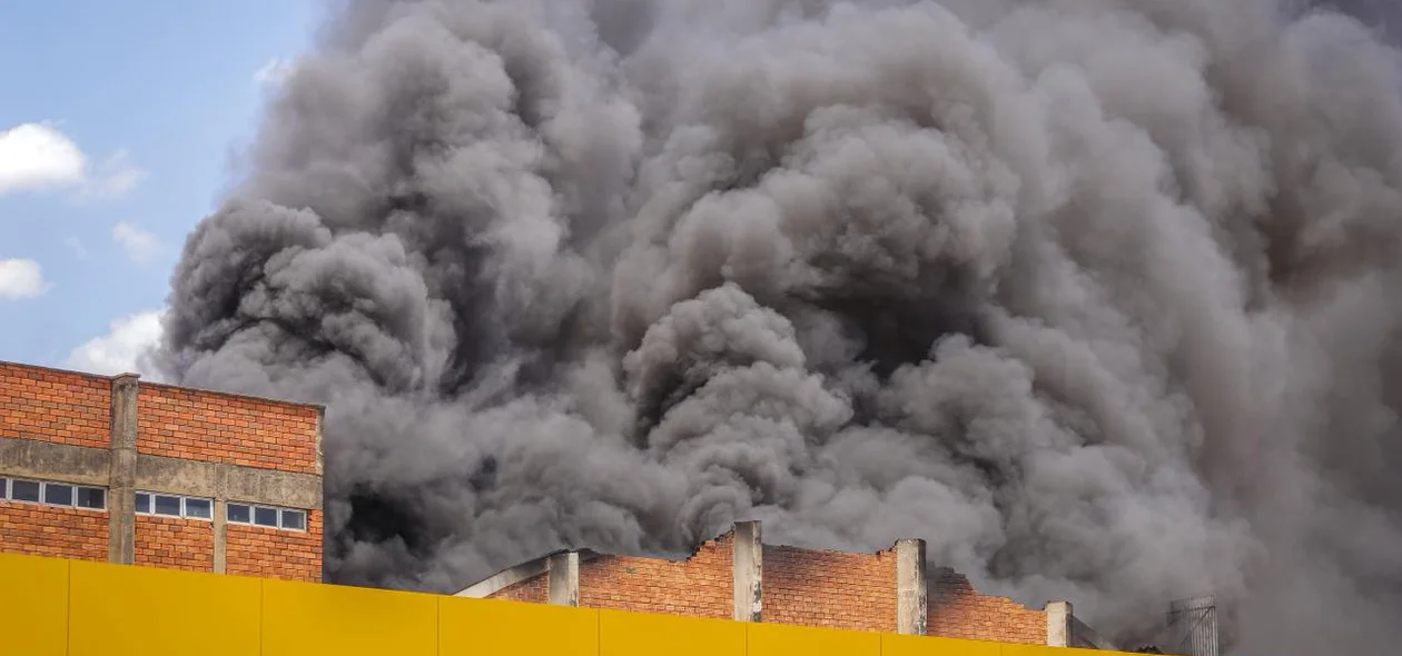 Incêndio de grandes proporções