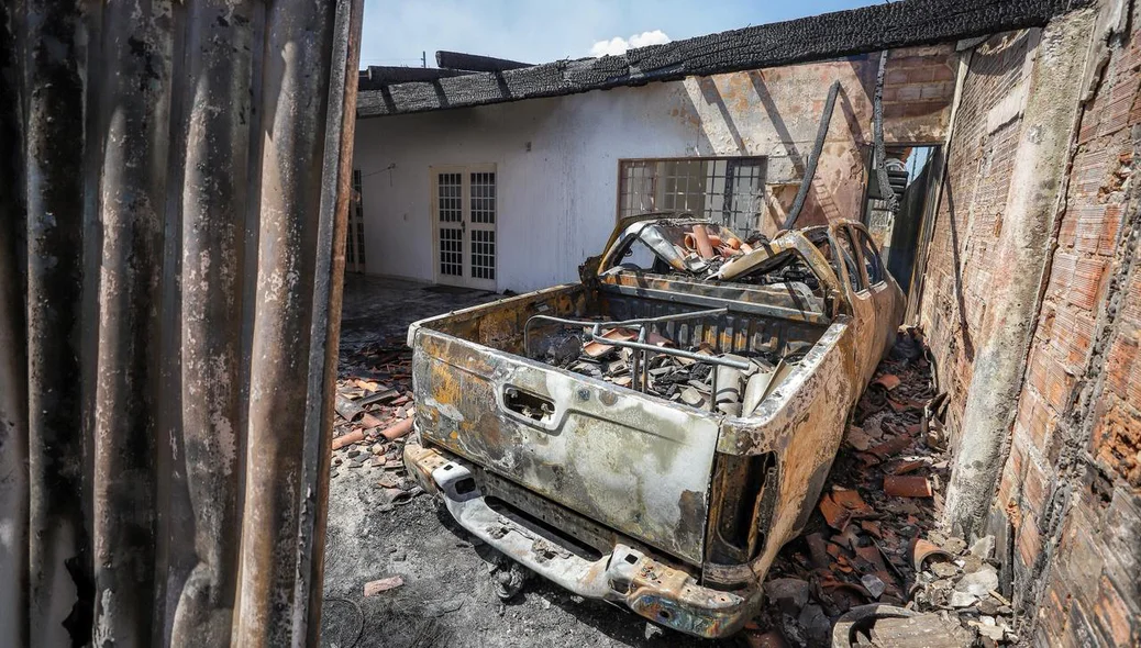 Incêndio destruiu casa e veículo