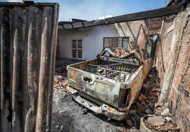 Incêndio destruiu casa e veículo