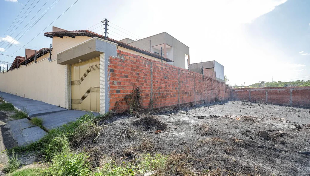 Incêndio ocorreu ao lado de residência