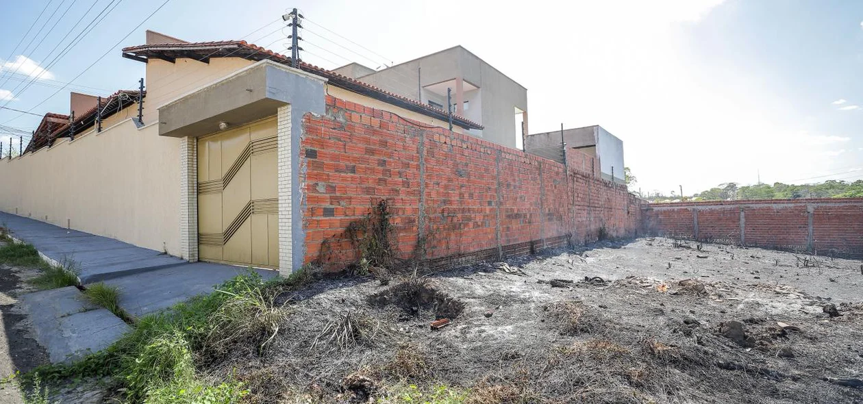 Incêndio ocorreu ao lado de residência