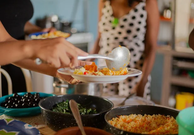 Insegurança alimentar grave no Brasil cai para 3,2% em dois anos, diz IBGE