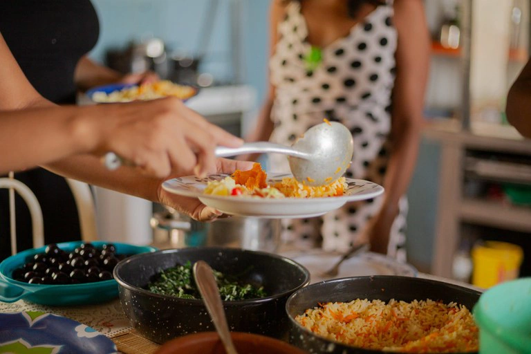 Insegurança alimentar grave no Brasil cai para 3,2% em dois anos, diz IBGE