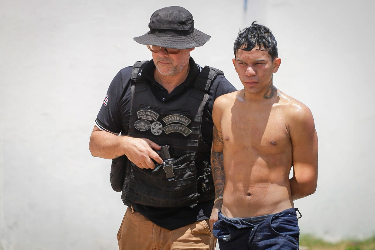 Kauã sendo conduzido por policiais do DHPP de Timon