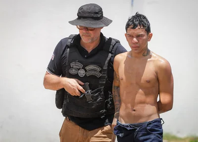 Kauã sendo conduzido por policiais do DHPP de Timon