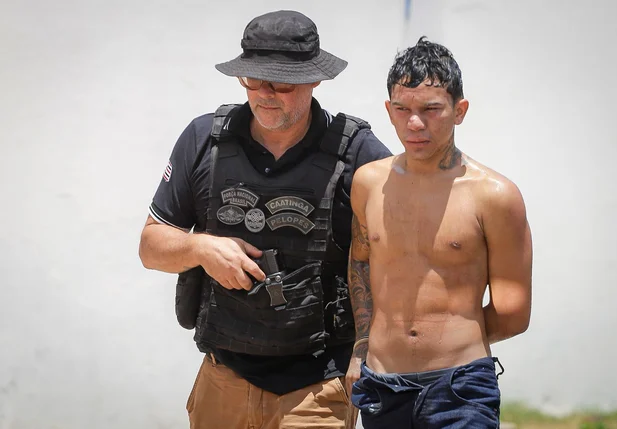 Kauã sendo conduzido por policiais do DHPP de Timon