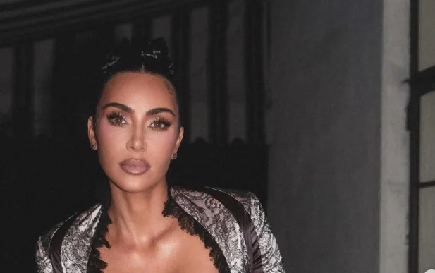 Kim Kardashian revela diagnóstico de aneurisma cerebral