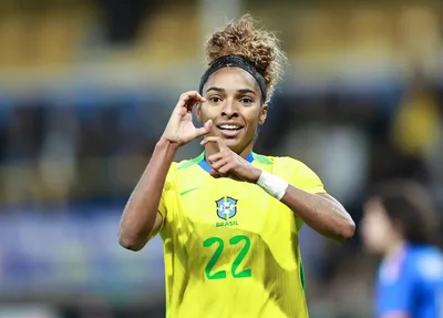 Luany comemora gol em amistoso feminino entre Brasil e Itália