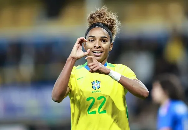 Luany comemora gol em amistoso feminino entre Brasil e Itália
