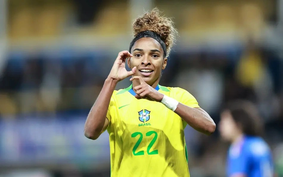 Luany comemora gol em amistoso feminino entre Brasil e Itália