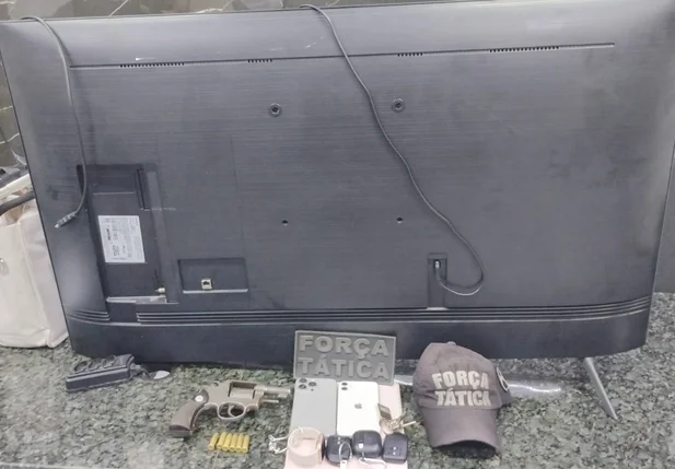 Material recuperado pelos policiais do 8º BPM