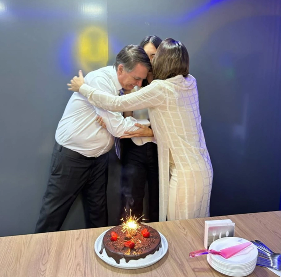 Michelle Bolsonaro publica foto em homenagem ao aniversário da filha