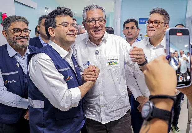 Ministro da Saúde, Alexandre Padilha e Rafael Fonteles durante visita ao hospital Getúlio Vargas