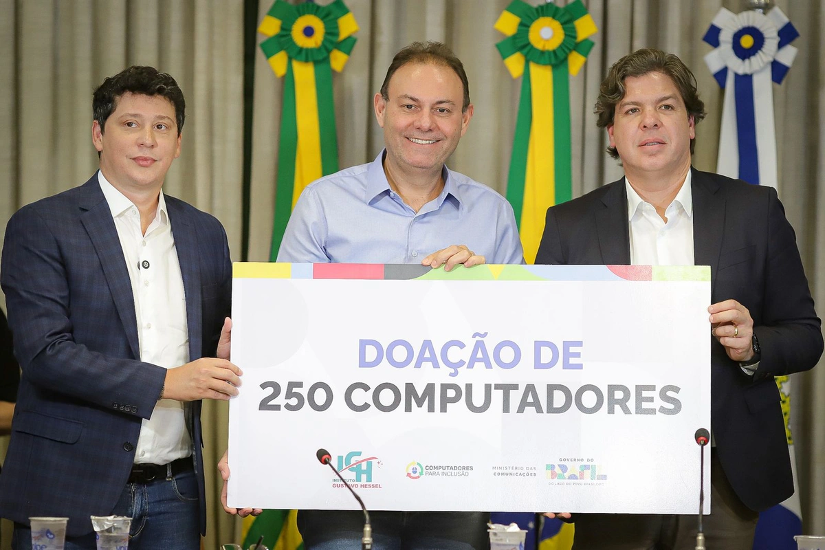 Ministro das Comunicações, Frederico Siqueira, vice-prefeito Jeová Alencar, e o secretário Victor Linhares.