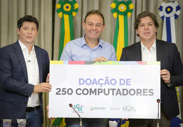 Ministro das Comunicações, Frederico Siqueira, vice-prefeito Jeová Alencar, e o secretário Victor Linhares.