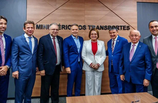 Ministros Renan Filho e Wellington Dias com representantes da bancada federal