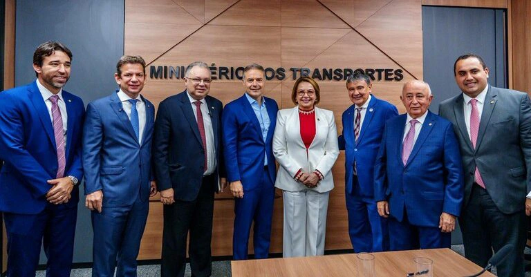 Ministros Renan Filho e Wellington Dias com representantes da bancada federal