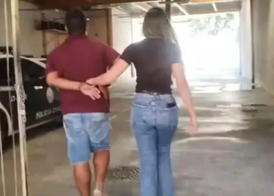 Momento em que acusado é conduzido por policial civil na baixada fluminense