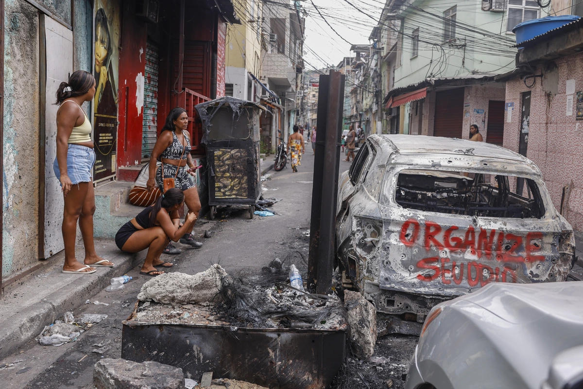 Moradores no complexo da Penha após megaoperação