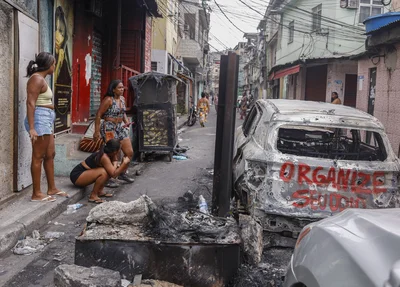 Moradores no complexo da Penha após megaoperação
