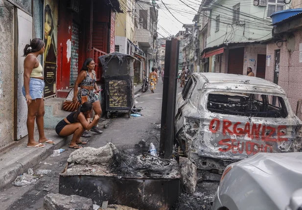 Moradores no complexo da Penha após megaoperação