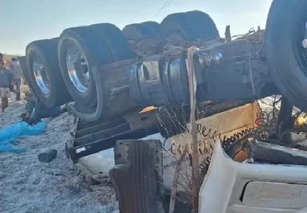 Motorista ficou preso às ferragens