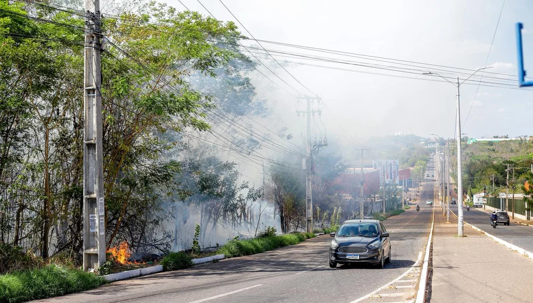 Motoristas trafegam no trecho próximo ao incêndio