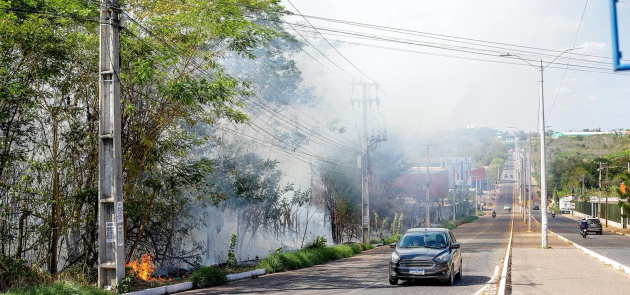Motoristas trafegam no trecho próximo ao incêndio