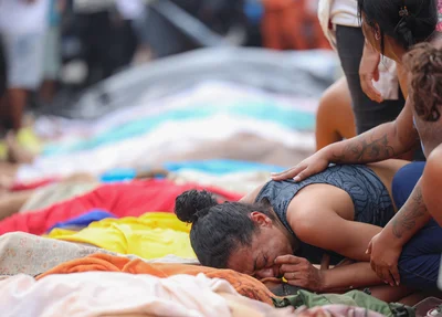 Mulher chora sobre corpo após megaoperação no Rio de Janeiro