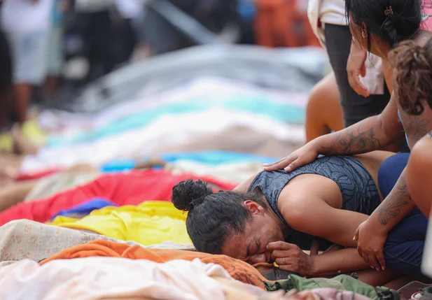 Mulher chora sobre corpo após megaoperação no Rio de Janeiro