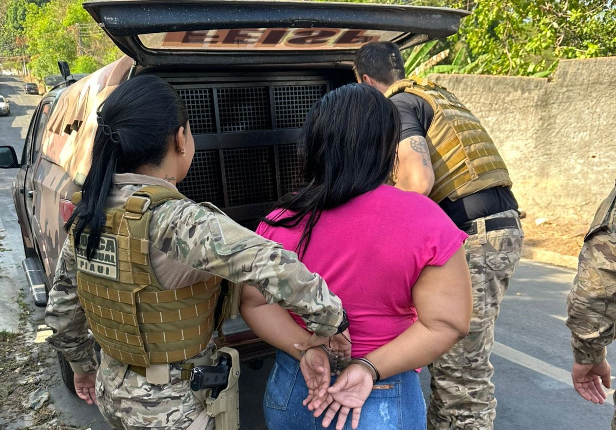 Mulher suspeita de receptação sendo conduzida pela polícia