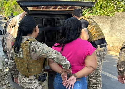 Mulher suspeita de receptação sendo conduzida pela polícia