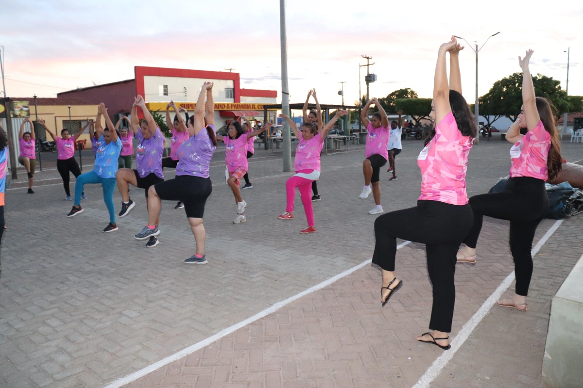 Mulheres do PAIF participam de aulão de dança e palestra sobre saúde no bairro Santa Luzia