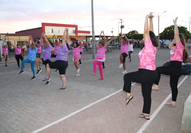 Mulheres do PAIF participam de aulão de dança e palestra sobre saúde no bairro Santa Luzia