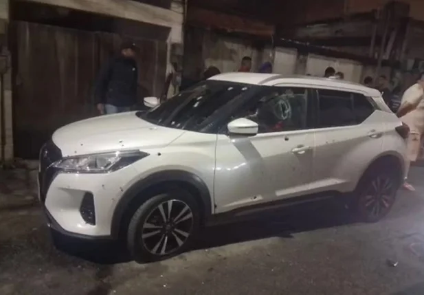 O ataque ocorreu quando as vítimas estavam dentro de um carro