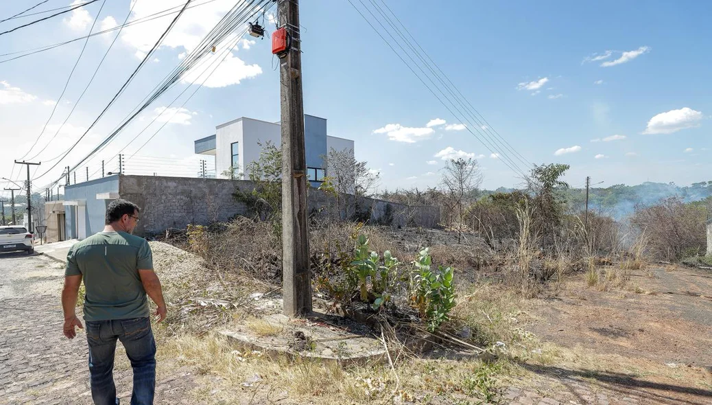 O fogo iniciou no matagal e avançou para a residência