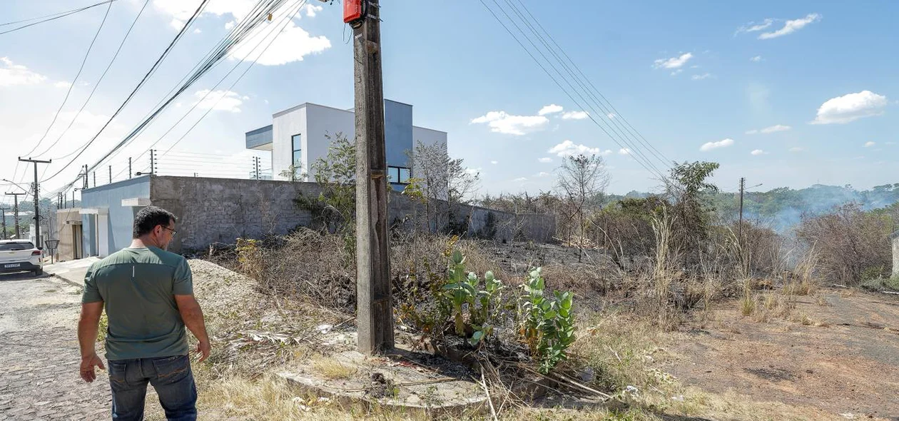O fogo iniciou no matagal e avançou para a residência